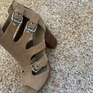 Almost new Ladies sandal with heel size 8 tan Marc Fisher